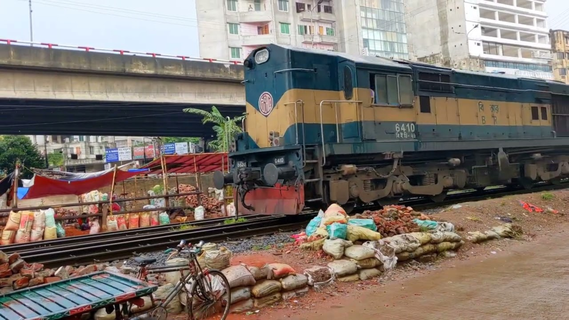 খিলগাঁও রেললাইন যেন মৃত্যুপুরি